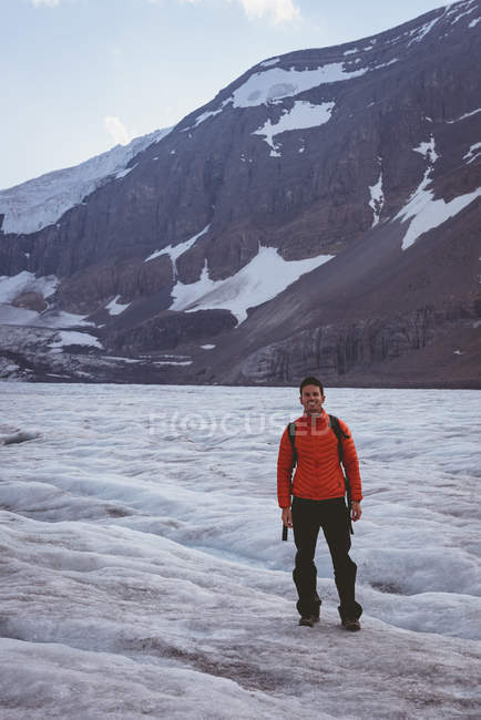 Male hiker standing on a sunny day during winter — Stock Photo