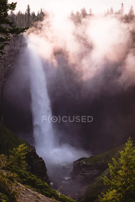 Водопад в солнечный день, национальный парк Банф — стоковое фото
