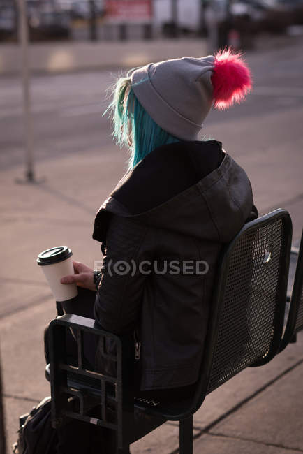 Mulher atenciosa tomando café na rua da cidade — Fotografia de Stock