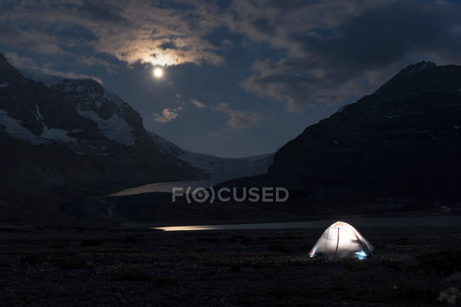 Tenda illuminata in campagna di notte — Foto stock