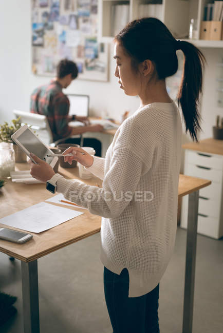 Жіночий керівник використовує цифровий планшет в офісі — стокове фото