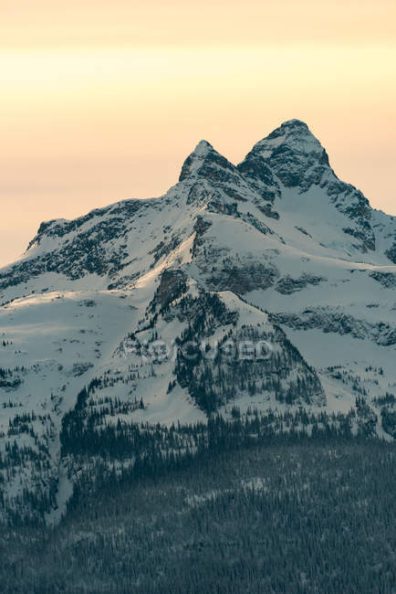 Montañas cubiertas de nieve durante la puesta del sol, columbia británica - foto de stock