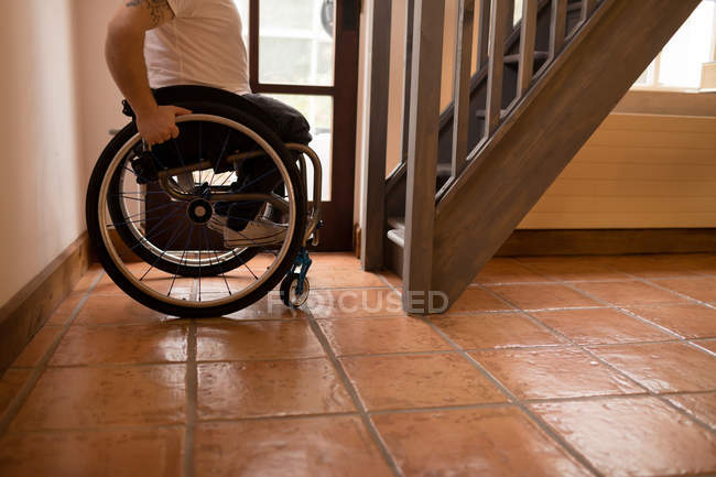 Низкая часть инвалида в инвалидной коляске смотрит на лестницу — стоковое фото