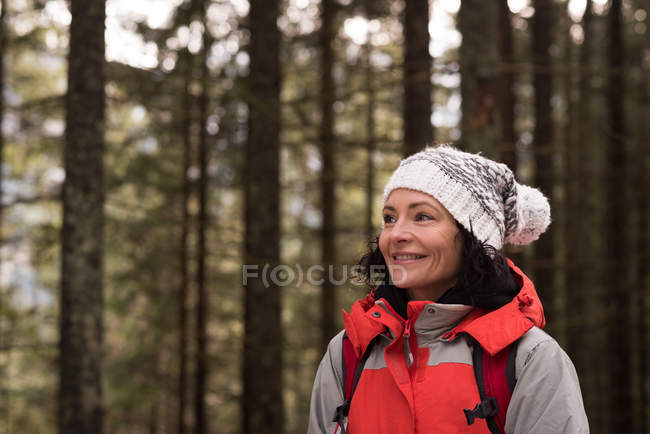 Mulher feliz de pé com mochila durante o inverno — Fotografia de Stock