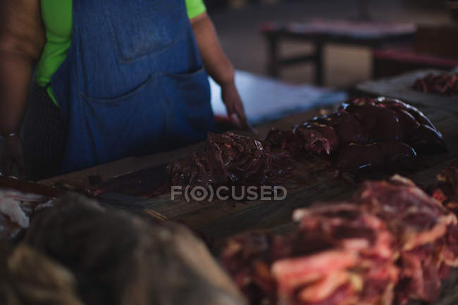 Gros plan de la viande bovine sur la table à la boucherie — Photo de stock