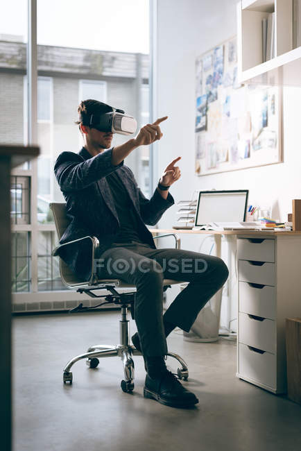 Exécutif utilisant un casque de réalité virtuelle au bureau — Photo de stock
