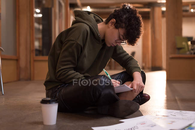 Молоді чоловіки виконавчий написання блокноті в офісі — стокове фото