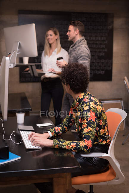 Business colleagues working on computer in office — Stock Photo