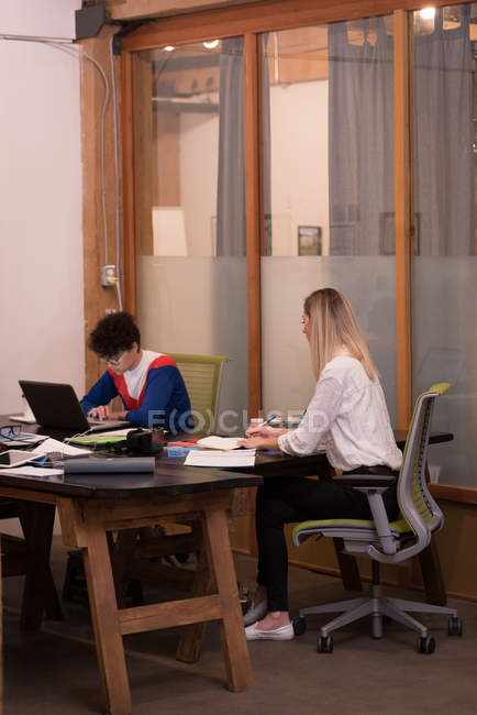 Женщины-руководители, работающие за столом в офисе — стоковое фото