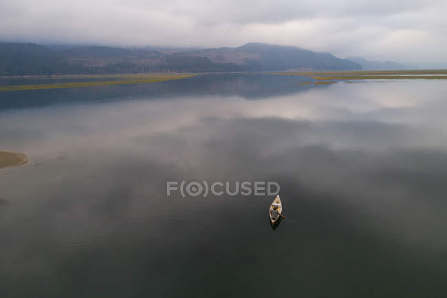 Männlicher Tourist im Kanuboot auf einem See unterwegs — Stockfoto