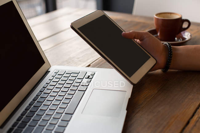 Mittelteil der Menschen nutzt digitales Tablet in Cafeteria — Stockfoto