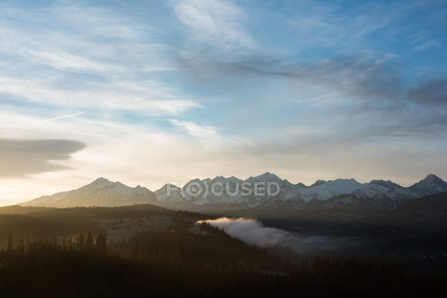 Montagne enneigée au lever du soleil — Photo de stock