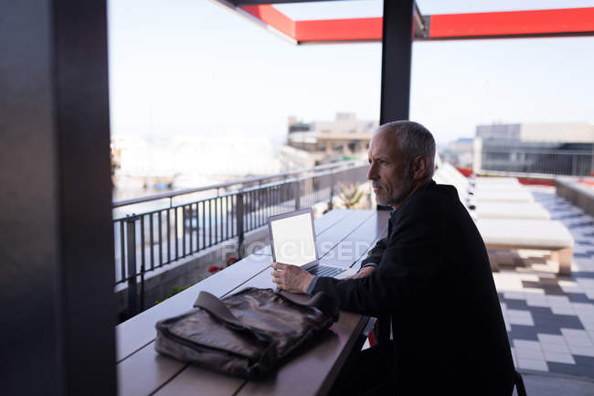 Empresário usando laptop nas instalações do hotel — Fotografia de Stock