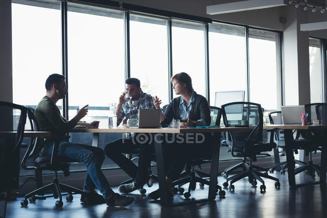 Geschäftskollegen interagieren bei einem Meeting im Büro miteinander — Stockfoto