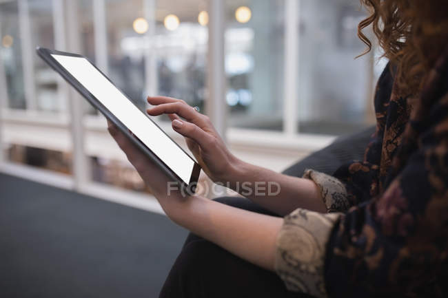 Mittelschicht weiblicher Führungskräfte nutzt digitales Tablet im Büro — Stockfoto