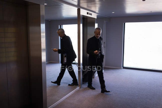 Uomo d'affari che esce dall'ascensore in un hotel — Foto stock
