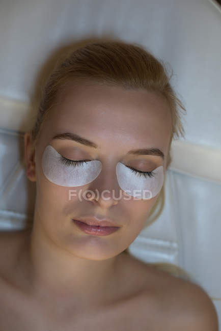 Close-up of woman getting eyelash extension treatment in parlour — Stock Photo