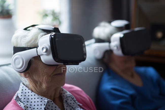 Senioren nutzen Virtual-Reality-Headset zu Hause — Stockfoto