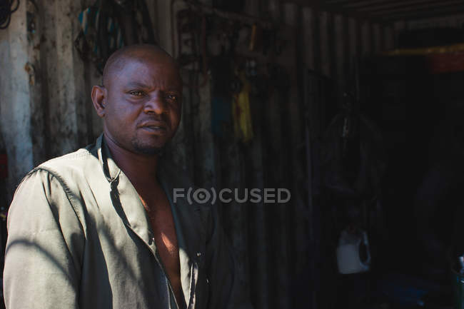 Porträt eines Mechanikers, der in der Garage steht — Stockfoto