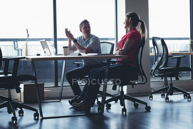 Colleghi d'affari che interagiscono tra loro in una riunione in ufficio — Foto stock