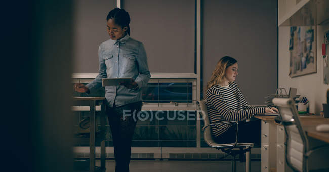 Executivos trabalhando juntos no escritório — Fotografia de Stock
