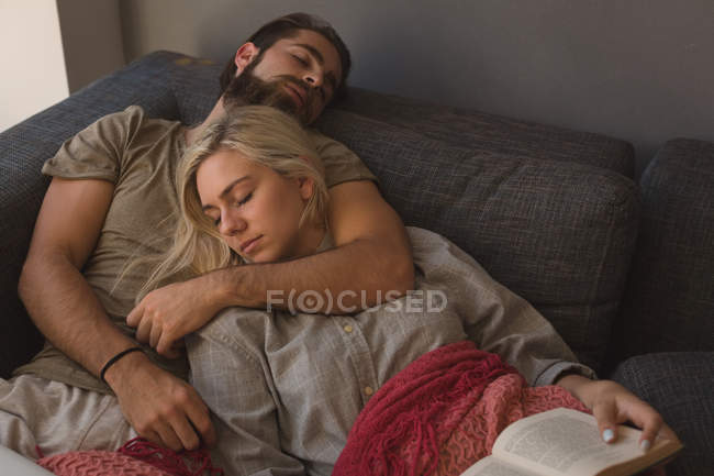 Casal dormindo na sala de estar em casa — Fotografia de Stock