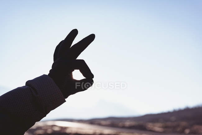 Close-up da mão do homem gesticular em um dia ensolarado — Fotografia de Stock