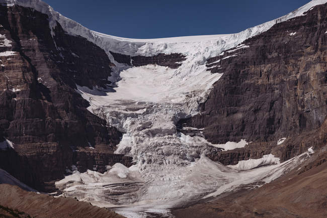 Montanha coberta de neve em um dia ensolarado, parque nacional banff — Fotografia de Stock