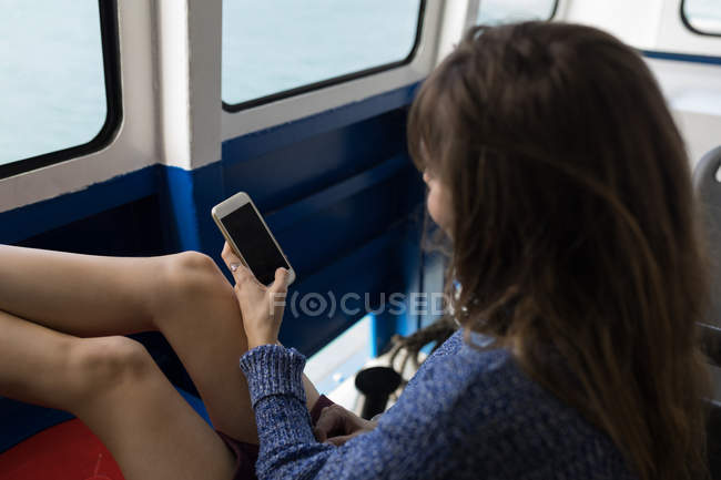 Frau benutzt Handy im Kreuzfahrtschiff — Stockfoto