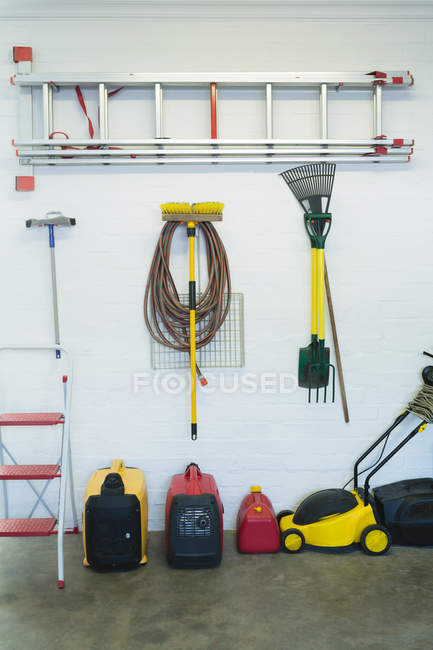 Divers équipements de charpentier disposés en atelier — Photo de stock