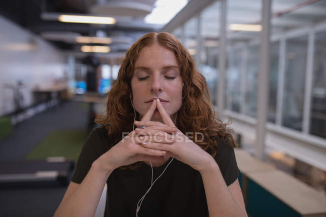 Managerinnen im Büro hören Musik über Kopfhörer — Stockfoto