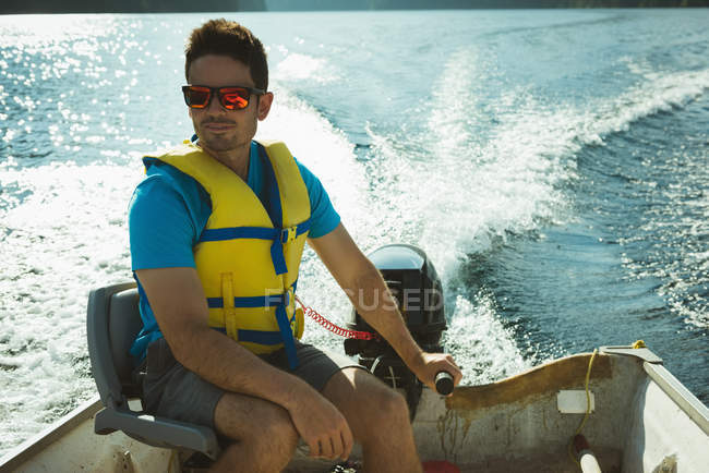 Homem viajando em lancha em um lago — Fotografia de Stock