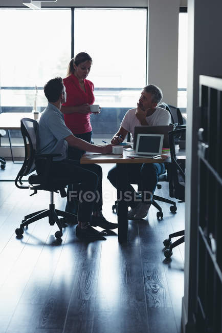 Pessoas de negócios interagindo umas com as outras em reunião no escritório — Fotografia de Stock