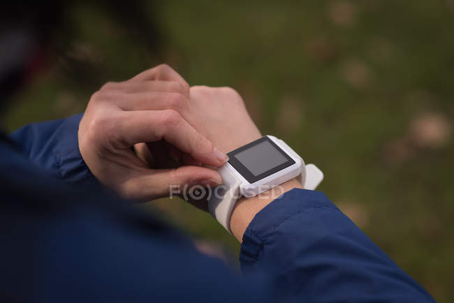 Nahaufnahme einer Frau mit Smartwatch im Park — Stockfoto
