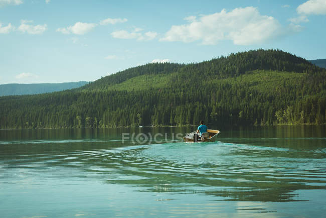 Mann auf Motorboot in einem See unterwegs — Stockfoto