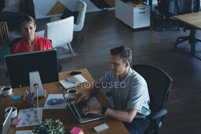 Geschäftskollegen am Schreibtisch im Büro — Stockfoto