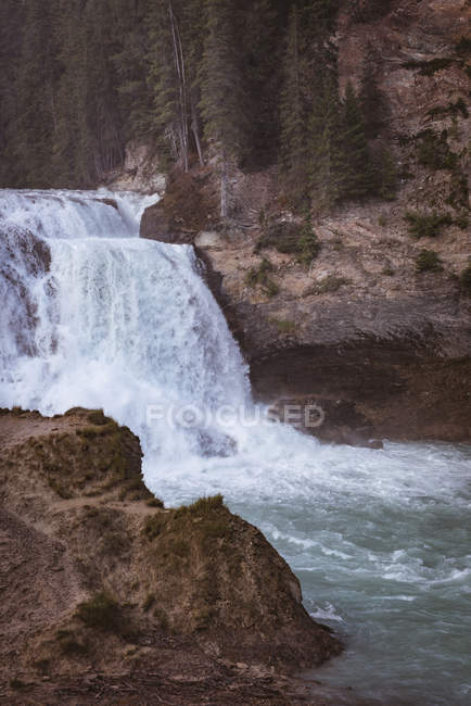 Schöner Wasserfall an einem sonnigen Tag — Stockfoto