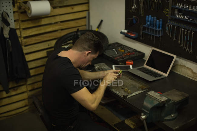 Vista lateral do mecânico que trabalha na garagem — Fotografia de Stock