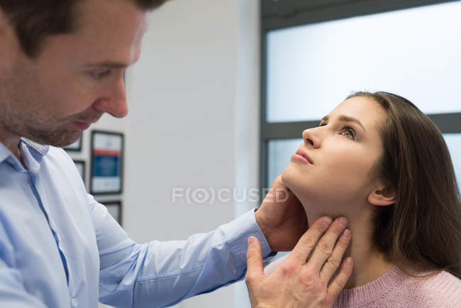 Fisioterapeuta dando massagem no pescoço para a mulher na clínica — Fotografia de Stock