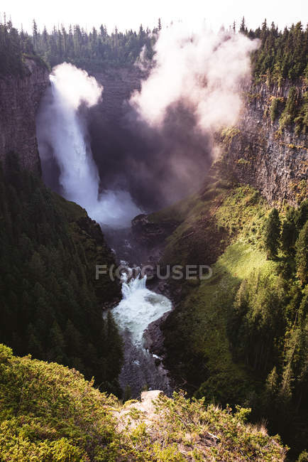 Cascade par une journée ensoleillée, parc national Banff — Photo de stock
