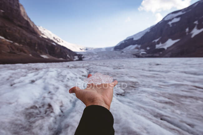 Закри Жінка тримає льоду в руці — стокове фото