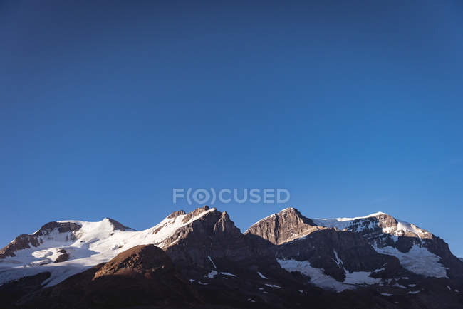 Bela montanha coberta de neve em um dia ensolarado, parque nacional banff — Fotografia de Stock