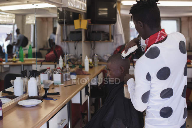 Barbiere barba mans testa nel salone di parrucchiere — Foto stock