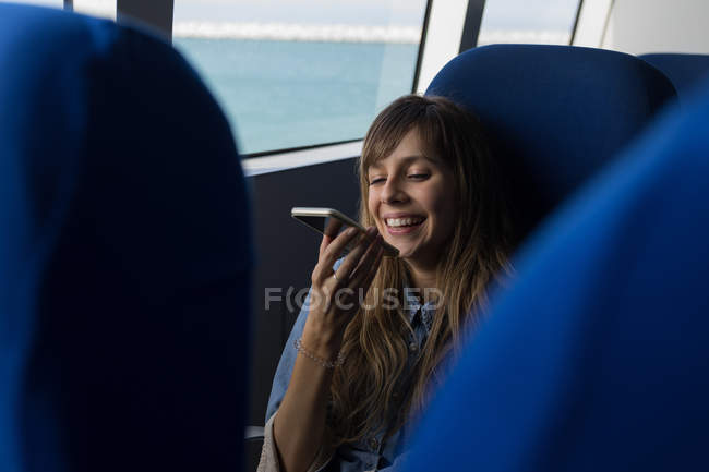 Красива жінка розмовляє на мобільному телефоні в круїзному кораблі — стокове фото