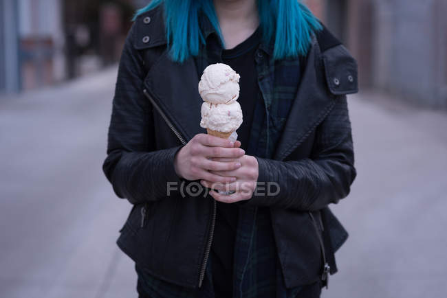 Sezione centrale della donna alla moda che tiene un gelato — Foto stock
