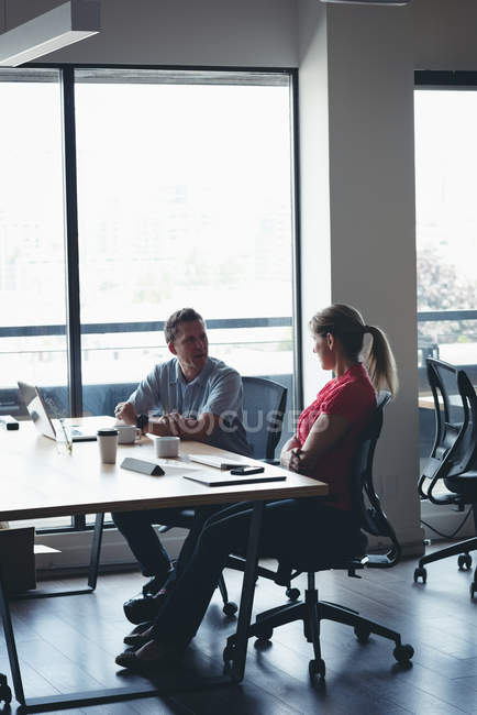 Collèges d'affaires interagissant entre eux lors d'une réunion au bureau — Photo de stock