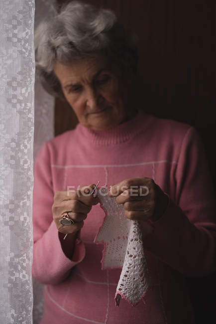 Mulher sênior ativa lã de tricô em casa — Fotografia de Stock
