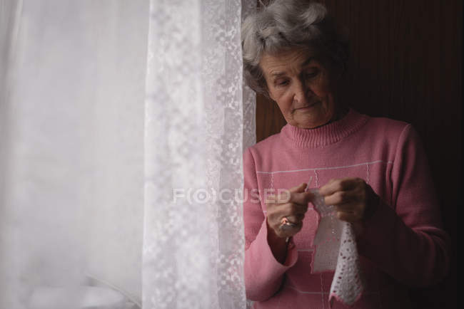 Mulher sênior ativa lã de tricô em casa — Fotografia de Stock