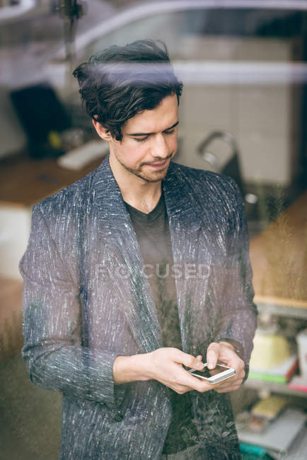 Чоловік виконавчий використовує мобільний телефон в офісі — стокове фото