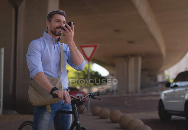 Улыбающийся мужчина разговаривает по мобильному телефону — стоковое фото